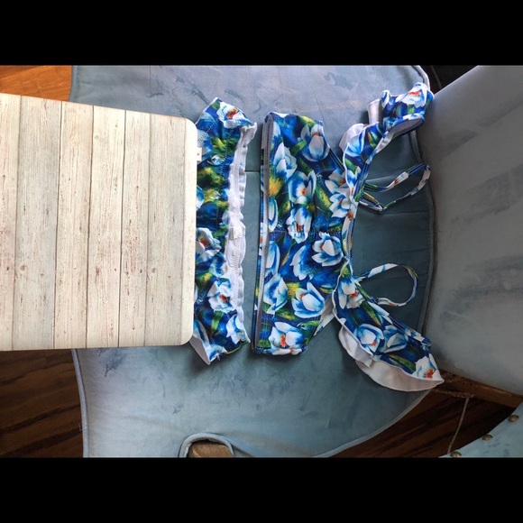 Never worn bikini - Picture 3 of 8